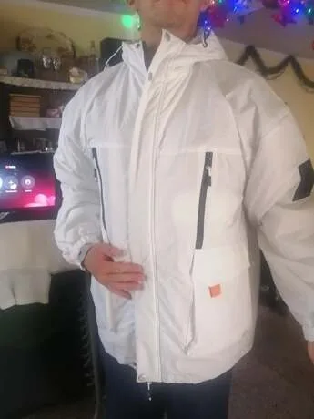 男士夹克：男装电子版纸样（带拉链口袋的白色连帽夹克） — Moldey