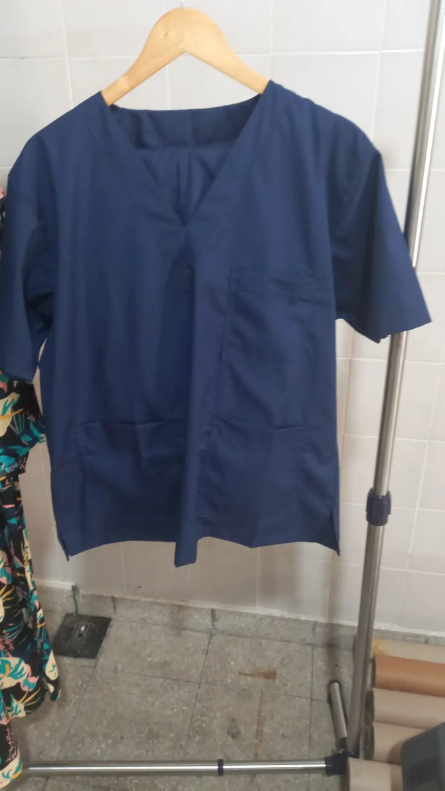Adult Unisex Scrub Top B 01: digital sewing pattern unisex for adults — scrub top with v-neck and three pockets — Moldey