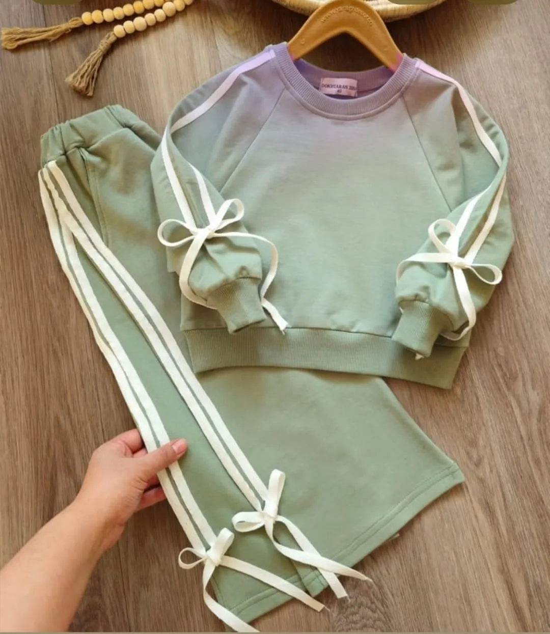 Sweatshirt 061-G: digital sewing pattern for girls — cropped raglan sweatshirt with bow cuffs — Moldey